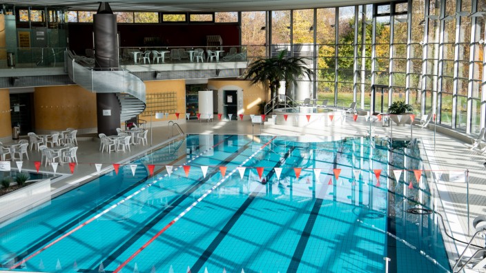 Freizeit in München: In den meisten Schwimmbecken in München, wie hier im Westbad, gibt es künftig wieder Normaltemperatur.