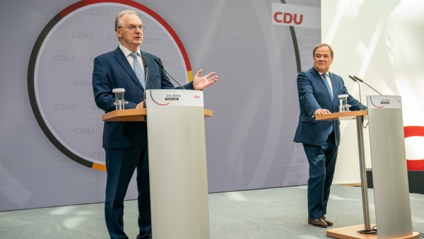 Reiner Haseloff und Armin Laschet (beide CDU) nach der Landtagswahl in Sachsen-Anhalt 2021.