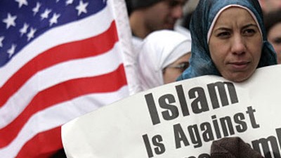 Religion und Säkularisierung: Amerikaner arabischer Herkunft protestierten in Detroit gegen eine Gleichsetzung von Terrorismus und Islam.