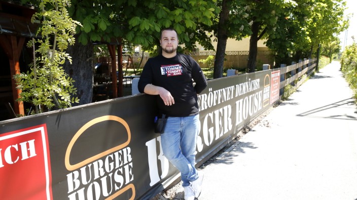 Gastronomie im Oberland: Der gebürtige Kroate Esad Balic hat an der Sauerlacher Straße in unmittelbarer Nähe des S-Bahnhofs eineFiliale der "Burger House"-Kette eröffnet. Seit den Corona- Lockerungen kann man die Kreationen auch im Biergarten essen.