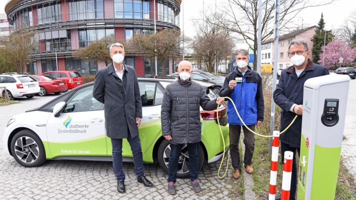 Fürstenfeldbruck: Stadtwerke-Geschäftsführer Jan Hoppenstedt, Oberbürgermeister Erich Raff, Vertriebsleiter Andreas Wohlmann und Landrat Thomas Karmasin (von links) nehmen die Elektroladesäule in Betrieb.