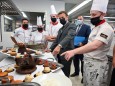Frankreichs Präsident Macron zu Besuch bei Kochschülern