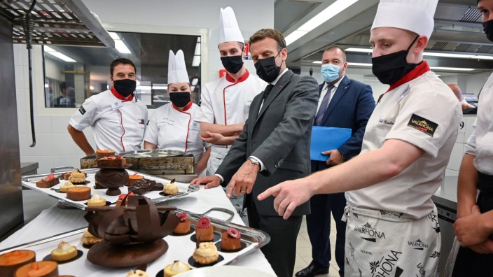 Frankreichs Präsident Macron zu Besuch bei Kochschülern
