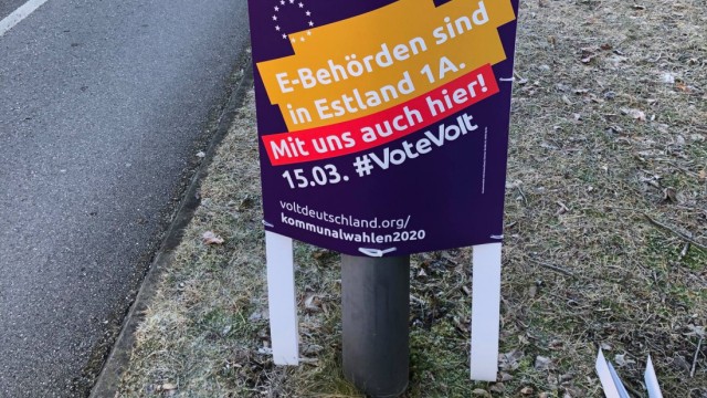 Politik in München: Die Partei Volt griff auf Pappfüße zurück.