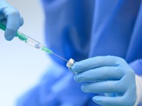 Corona-Impfung: Ein Impfstoff wird in einer Spritze aufgezogen