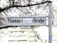 Unbekannte haben das Straßenschild Thomas-Mann-Straße überklebt mit Frau im Prenzlauer Berg. (Themenbild, Symbolbild) Be