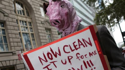Finanzkrise: Ein Demonstrant vor der New Yorker Börse zeigt auf kreative Art und Weise seinen Ärger über das milliardenschwere US-Rettungspaket (Archiv)