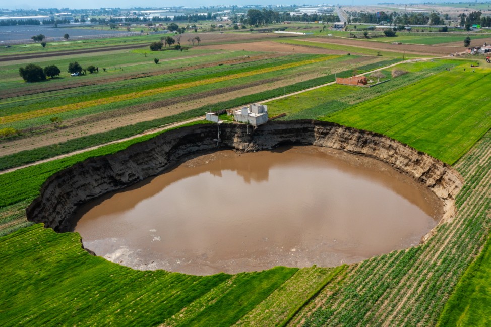 *** BESTPIX *** Giant Sinkhole Threatens A House And Sown Fields in Puebla
