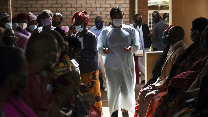 Internationale Beziehungen: Impfzentrum in Malawi: Während die Menschen in der sogenannten Ersten Welt wieder Urlaube planen, ist in ärmeren Staaten oft nicht einmal das medizinische Personal geimpft.