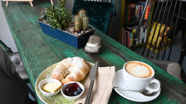 Café Kuko: Ein Croissant und selbstgemachte Marmelade: Unter der Woche gibt es im Café Kuko ein kleines Frühstücksangebot.