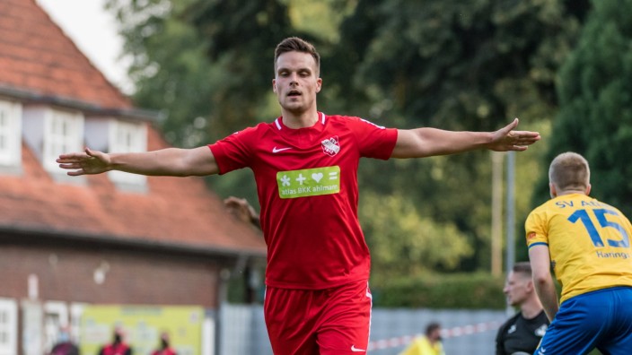 Jubel 1:5, Yannik Jaeschke (TSV Havelse 11) bejubelt seinen Treffer zum 1:5 gegen Florian Urbainski (SV Altas Delmenhor