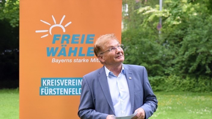 Wahlen: Orangefarbener Aufsteller im Grünen: Fürstenfeldbrucks FW-Kreisverbandschef Hans Friedl mit der neuen Kandidatin Susanne Droth.