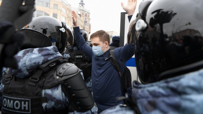 Russland: Die russische Sondereinheit Omon nahm im Januar diesen Mann fest, der in Moskau für den inhaftierten Alexej Nawalny demonstriert hatte.