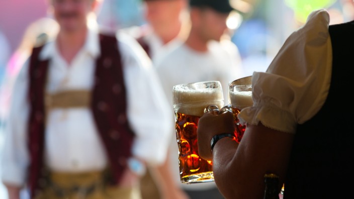"Nacht in Tracht": Kühles Bier ist bei der "Nacht in Tracht" auf dem Grafinger Marktplatz steter Begleiter.