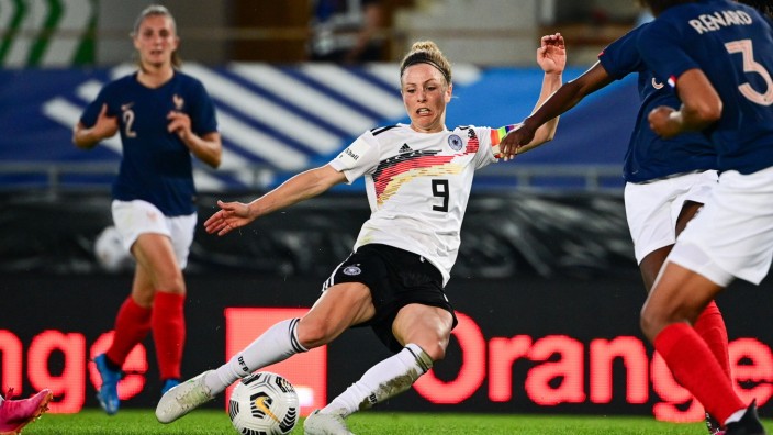 Fußball Frauen Länderspiel Frankreich - Deutschland am 10.06.2021 im Stade de la Meinau in Straßburg Svenja Huth ( Deuts