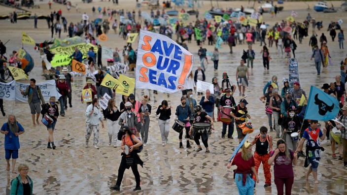Klimakolumne: Aktivisten protestieren am ersten Tag des G7-Gipfels am Strand von St Ives in Cornwall.