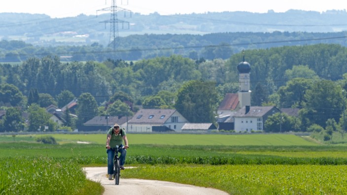 Radentscheid Bayern: Ohne Anstrengung ist Radfahren im Landkreis Erding eher nicht zu haben. Hier im Bild strampelt ein Radler in der Nähe von Ottenhofen.