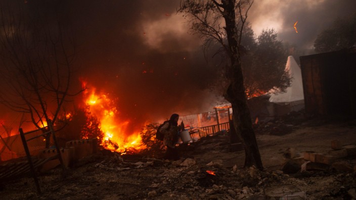 Griechenland: Im September 2020 zerstörte ein Brand das Flüchtlingslager Moria auf Lesbos.
