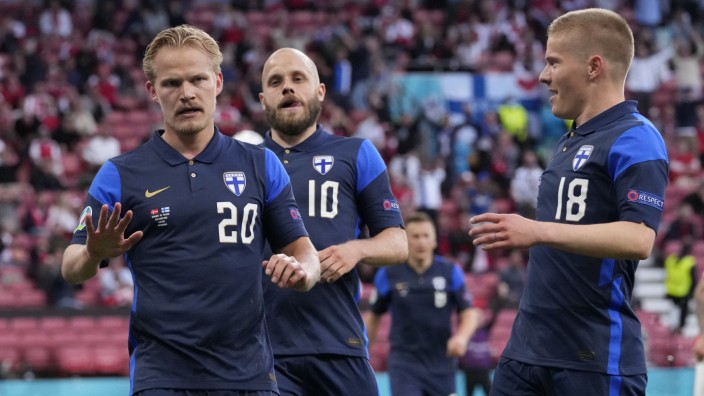 Fußball-EM: Gedämpfte Freude: Joel Pohjanpalo (links) nach seinem Tor gegen Dänemark.