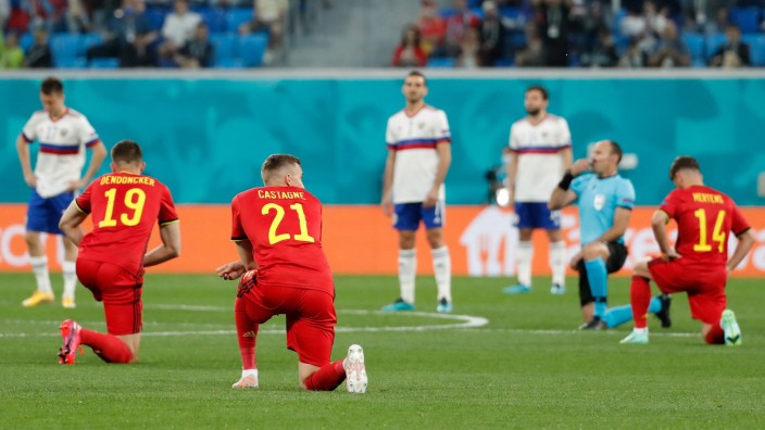EM 2021: Bild des Gegenteils: Belgiens Spieler und der Schiedsrichter Mateu Lahoz knien, Russlands Kicker nicht.