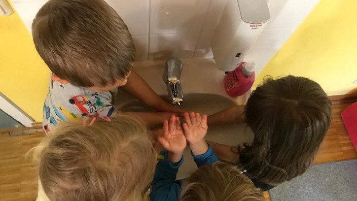 Gröbenzell: Bitte nass machen: Kinder der Zachäusgruppe beim Händewaschen. Nach mehreren Jahren hebt die Gemeinde nun die Gebühren für die Kinderbetreuung an.
