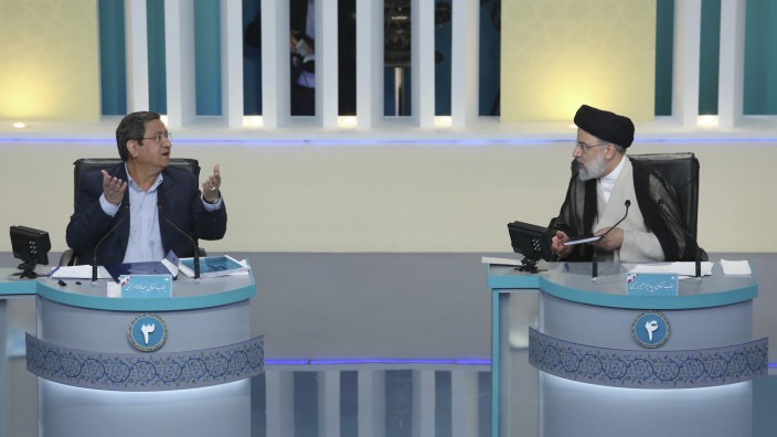 Iran: Irans Wächterrat hat sieben Kandidaten für die Präsidentschaftswahl ausgewählt. Darunter Abdolnaser Hemmati (links) und Ebrahim Raisi, hier bei einer Fernsehdebatte.