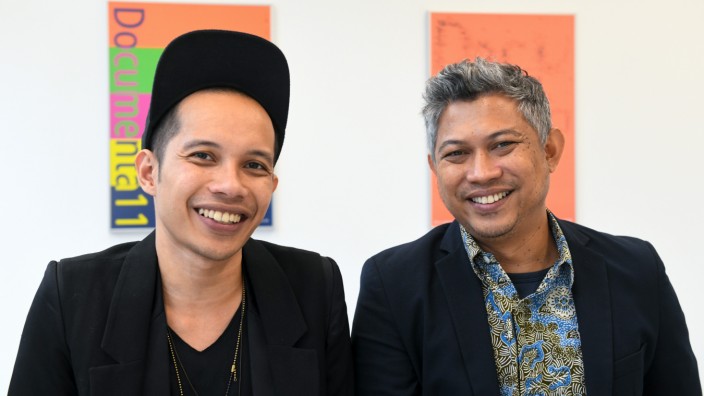 Antisemitismusvorwürfe gegen die Documenta: Zwei Mitglieder des indonesischen Künstlerkollektivs Ruangrupa: Farid Rakun (l) und Ade Darmawan.