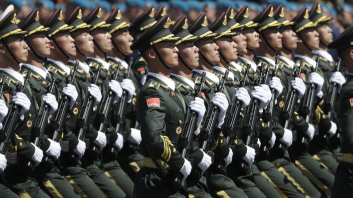 Die Nato und China: Chinesische Soldaten bei einer Parade auf dem Roten Platz in Moskau: Mittlerweile beteiligt sich Chinas Militär an russischen Übungen "im euroatlantischen Raum", das sieht die Nato mit Sorge.