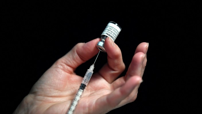 Corona-Impfung: Eine Spritze wird mit einem Covid-19-Vakzin aufgezogen