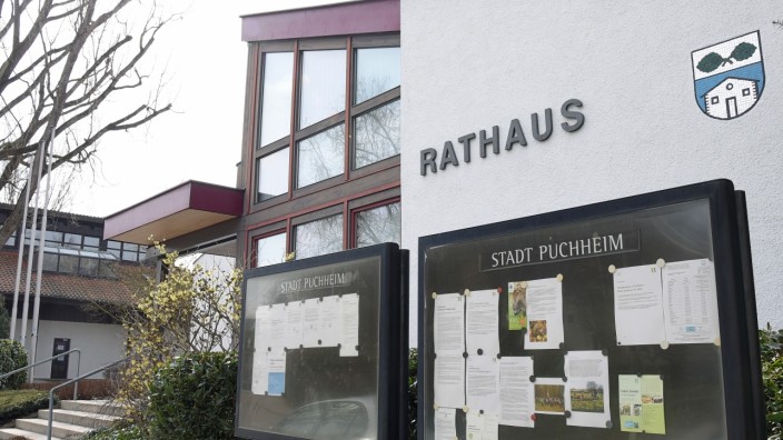 Puchheim: Externe Prüfer im Rathaus: Die Stadt Puchheim will wegen des Greensill-Falls einen Anwalt einschalten.