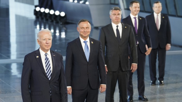 SZ am Morgen: US-Präsident Joe Biden posiert für ein Foto mit anderen Nato-Vertretern zu Beginn des Gipfels.