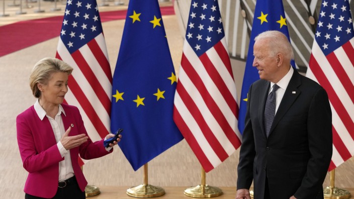 EU-USA-Gipfel: Die dritte Reise führt ihn wieder nach Europa: Joe Biden im Juni vergangenen Jahres in Brüssel mit EU-Kommissionspräsidentin Ursula von der Leyen. Diese Woche trifft man sich unter ganz anderen Vorzeichen wieder.