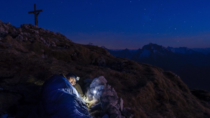 Bergsteiger biwakiert am Gipfel des Berchtesgadener Hochthron, Untersberg, Berchtesgadener Alpen, Bischofswiesen, Bercht
