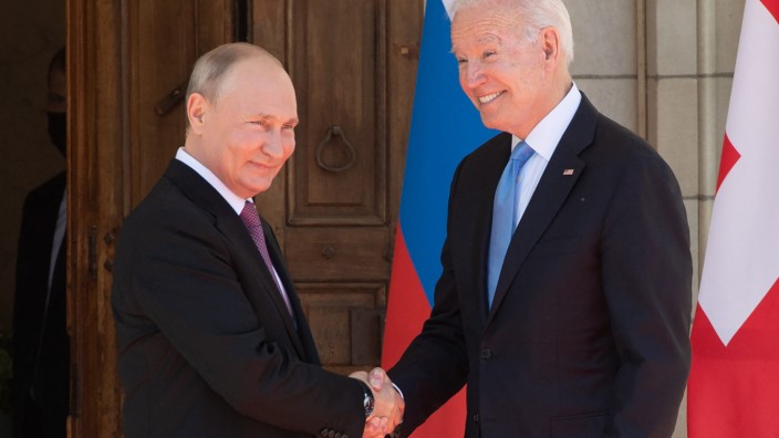 SZ am Abend: Wladimir Putin (links) und Joe Biden begrüßen sich vor der Villa La Grange in Genf.