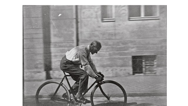 Kunst: Auf Motivsuche: Lyonel Feininger auf seinem Fahrrad in der Gutenbergstraße in Weimar, 1926.