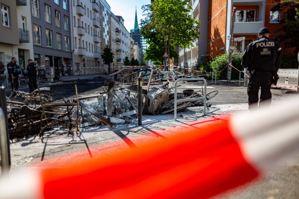 Brennende Barrikaden auf Rigaer Straße, Rund um eine Brandschutzbegehung in der Rigaer Straße in Berlin kam es zu Ausei