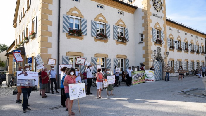 Wegen Politik zur Kreisklinik: Schon vor der Bürgerversammlung protestierten 30 Mitarbeiter gegen eine Privatisierung der Kreisklinik.