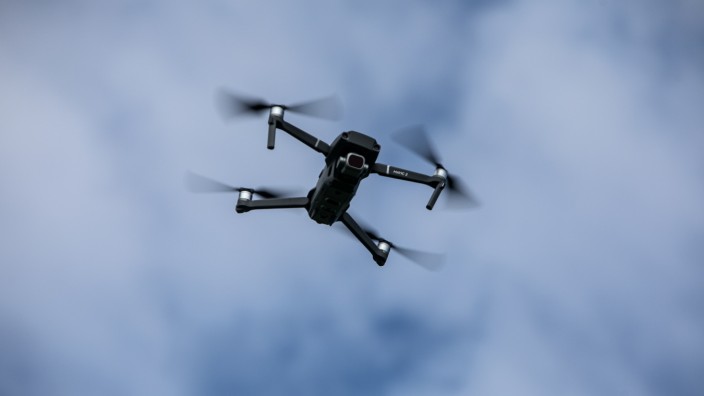 Drohnen: Spion in luftiger Höhe: In Aying ortete eine Drohne Hundehäufchen.