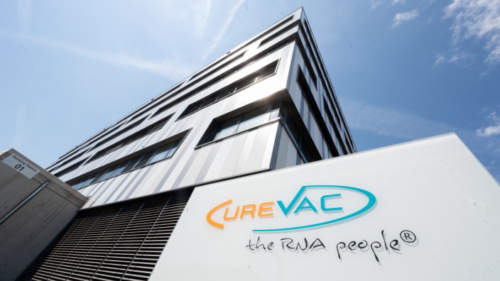 Curevac: Ein Schild mit dem Logo des biopharmazeutischen Unternehmens Curevac steht vor der Zentrale in Tübingen.