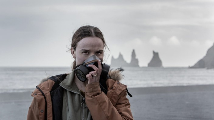 "Katla" auf Netflix: Maske tragen, aber nicht wegen Corona, sondern wegen einer anderen Umweltkatastrophe, dem Ausbruch des Vulkans Katla: Guðrún Eyfjörð spielt Grima, die von einer Doppelgängerin heimgesucht wird.