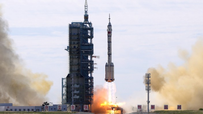 Raumfahrt: Auf dem Weg ins All: Eine Rakete bringt drei Astronauten zur neuen chinesischen Raumstation.