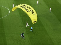 Protestaktion bei Fußball-EM: Münchner Justiz klagt Greenpeace-Bruchpiloten an