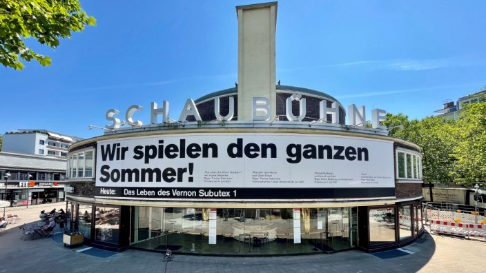 Theater und Corona: Geht doch: Die Berliner Schaubühne hat den Urlaub der Mitarbeiter einfach aufs ganze Jahr verteilt und spielt nun im Sommer Theater.