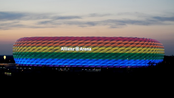 Bunte Allianz Arena zum Christopher Street Day in München, 2018