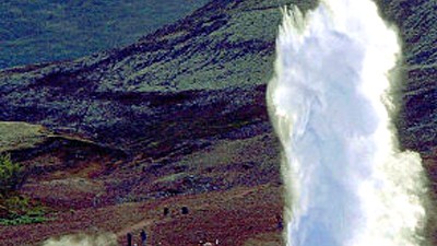 Folgen der Finanzkrise: Geysir in Island: Der Inselstaat fürchtet sich vor dem Staatsbankrott - die Bevölkerung sorgt vor.