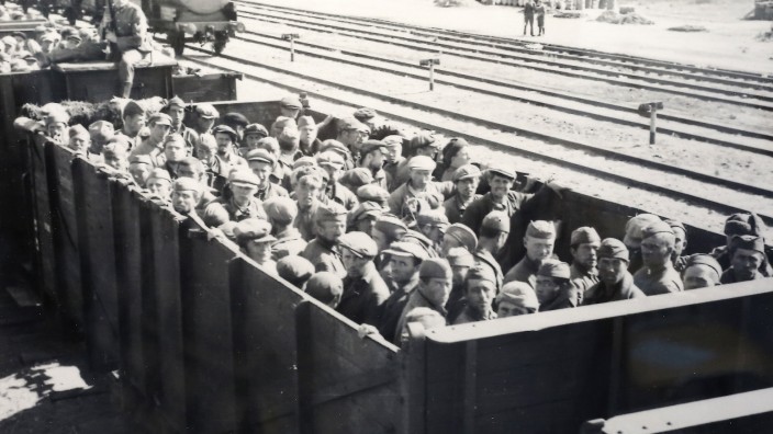 Erinnerungskultur: In Güterwaggons: sowjetische Kriegsgefangene am Bahnhof Witebsk, 1941.