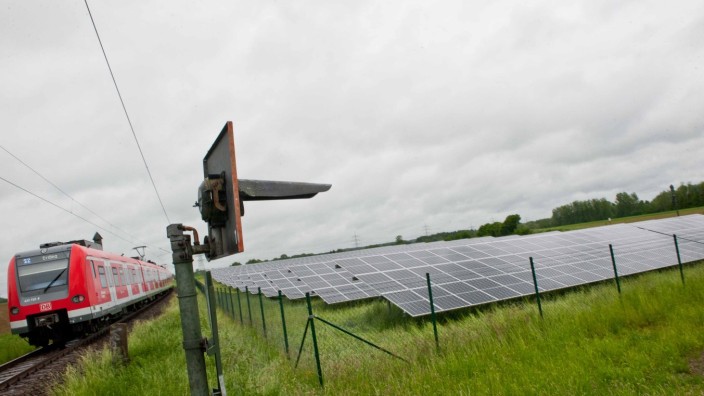 Solarenergie in Ebersberg: An der Bahnstrecke nach Erding in Markt Schwaben steht seit einem Jahr die größte Freiflächen-PV-Anlage im Landkreis, in Ebersberg an der Strecke nach Wasserburg könnten in den kommenden Jahren weitere folgen.