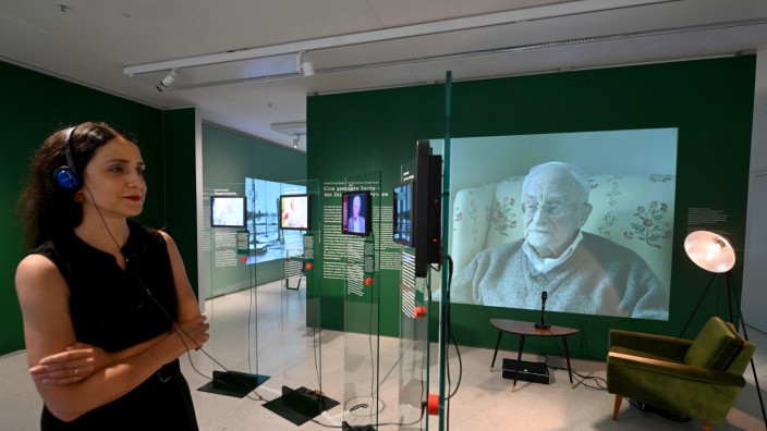 Ausstellung im NS-Dokumentationszentrum: Von Monitor zu Mensch: Das NS-Dokumentationszentrum will mit einer Ausstellung die Erlebnisse von Zeitzeugen digital erhalten, aber auch den Blick auf die Gesellschaft lenken.