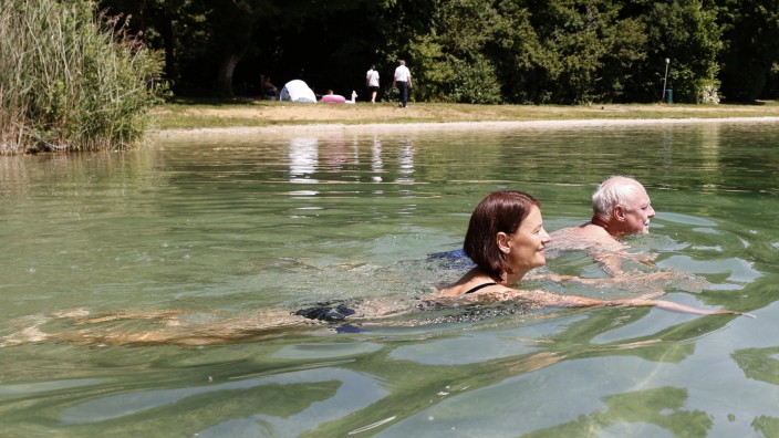 Corona-bedingt kein Schwimmunterricht: Dana und Oliver Fischer-Lauchenbach aus Thalhausen genießen das Schwimmen an der Stoibermühle. Immer mehr Menschen gehen zum Baden lieber an den See als ins Schwimmbad - auch wenn das laut Wasserwacht gefährlicher ist.