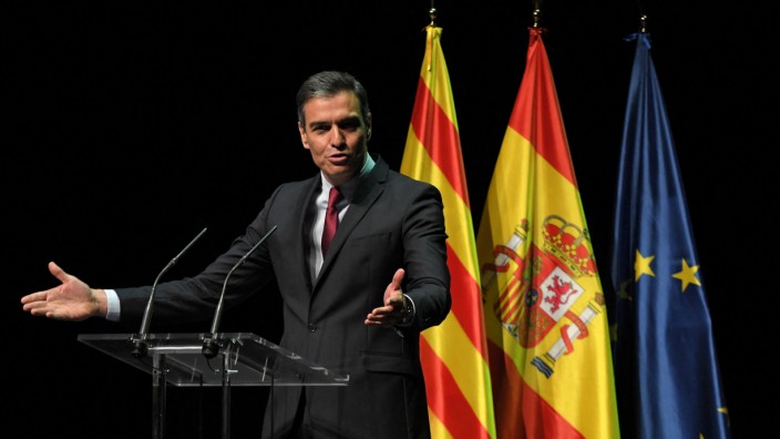Katalonien: Ministerpräsident Pedro Sánchez kündigt in Barcelonas Opernhaus die Begnadigung katalanischer Separatisten an.